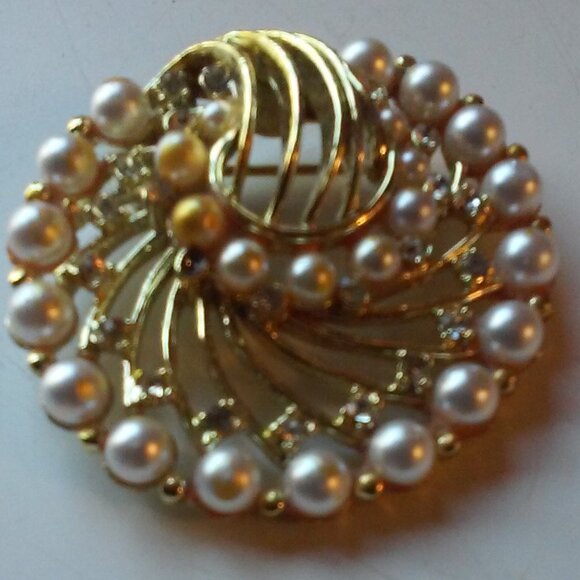 Vintage Brooch Gold Pearls And Clear Stones 1 3/4" Across - Picture 2 of 5